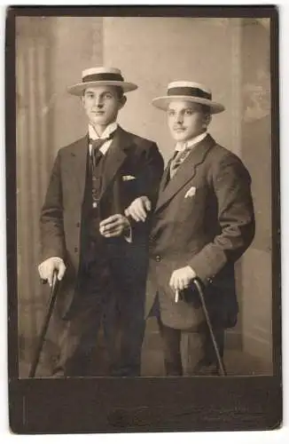 Fotografie G. Vierecker, Hamburg, Rathausstr. 13, Zwei junge Brüder in Anzügen mit Gehstöcken und Zigaretten