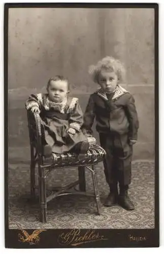 Fotografie G. Pichler, Hallein, Zwei junge Geschwister in dunklem Kleid und Hemd mit krausen Haaren