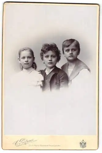 Fotografie C. Pietzner, Wien, Mariahilferstr. 3, Drei junge Geschwister in feiner Kleidung mit dunklem Haar
