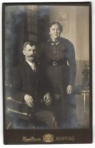 Fotografie Hanse Strauss, Altötting, Schlotthammerstr. 1, Junge Dame im schwarzen Kleid nebst älterem Herren im Anzug