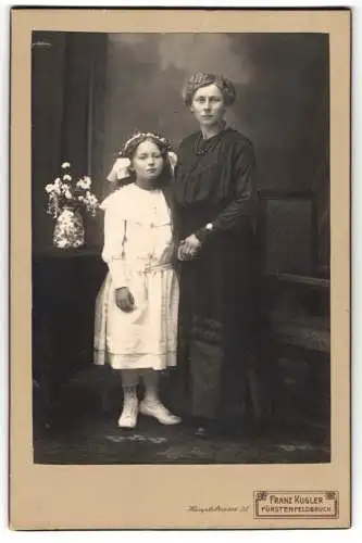 Fotografie Franz Kugler, Fürstenfeldbruck, Hauptstr. 28, Junge schöne Mutter im schwarzen Kleid mit ihrer jungen Tochter