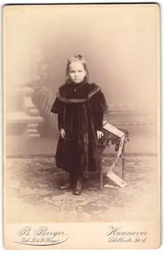 Fotografie B. Berger, Hannover, Schillerstr. 34, Süsses kleines Mädchen im schwarzen Winterkleid mit Herzkette