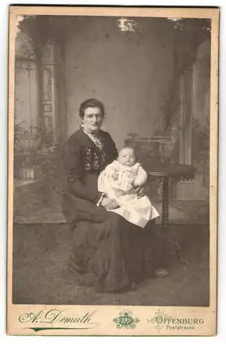 Fotografie A. Demuth, Offenburg, Poststr., Theresia Hiller mit ihrem niedlichen Baby Karl-August