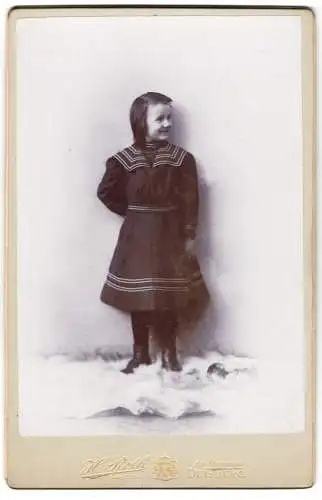 Fotografie Herm. Roth, Duisburg, Königstr. 6, Süsses junges Mädchen im schwarzen Kleid lächelt fröhlich zur Seite