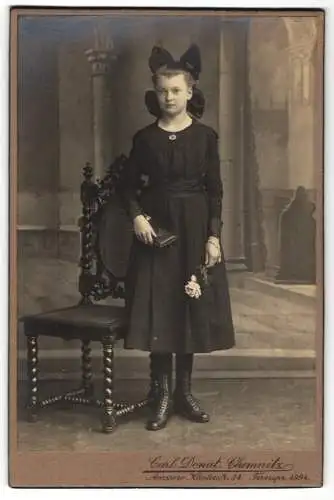 Fotografie Carl Donat, Chemnitz, Äussere Klosterstr. 34, Schönes junges Mädchen im schwarzen Kleid mit weisser Rose