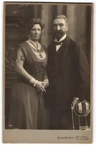 Fotografie Arnold Overbeck, Düsseldorf, Königsallee 88, Schöne Dame im eleganten Kleid mit Rüschen nebst Herr im Anzug