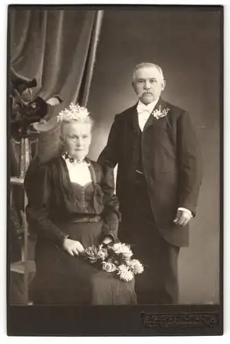 Fotografie Albert Fröhlich, Altona, gr. Bergstr. 240, Sophie Driesekopzicka im schwarzen Kleid mit Blumenstrauss und Mann