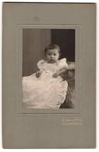 Fotografie Gustav Gock, Hohenwestedt i. H., Baby im weissen Kleidchen