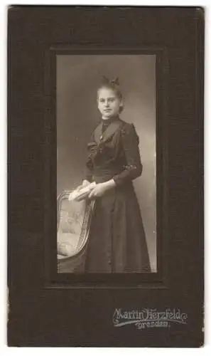 Fotografie Martin Herzfeld, Dresden, Pragerstrasse 7, Junge Dame im schwarzen Kleid