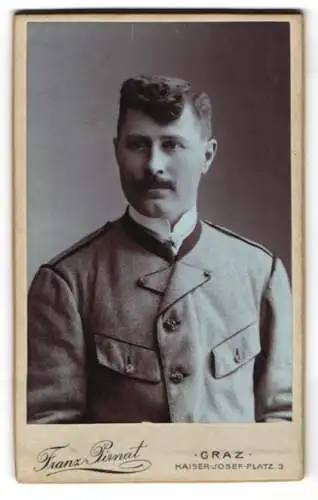 Fotografie Franz Pirnat, Graz, Kaiser-Josefsplatz 3, Junger Mann mit Schnauzbart in Jagdjacke