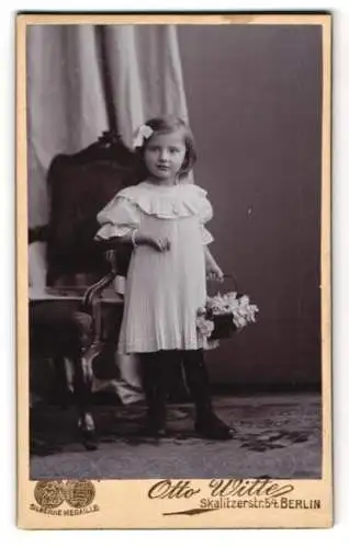 Fotografie Otto Witte, Berlin, Skaliter Strasse 54, Niedliches kleines Mädchenin weissem Kleid mit Blumenkorb