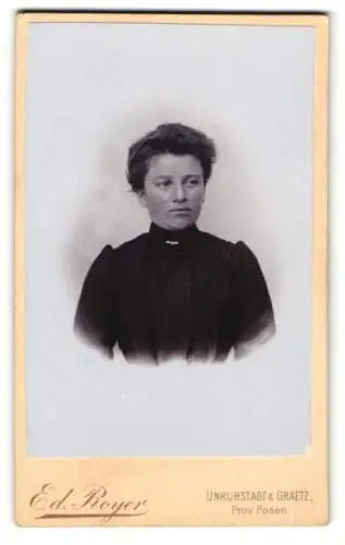 Fotografie Ed. Royer, Unruhstadt, Bürgerliche in dunklem hochgeschlossenen Kleid, Portrait