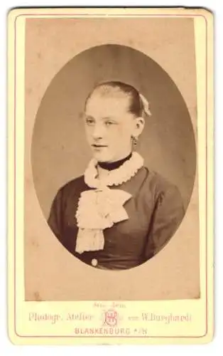 Fotografie W. Burghardt, Blankenburg a. H., Elegante junge Dame mit weisser Schleife am Kragen