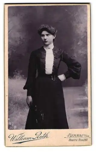 Fotografie William Roth, Bernau i. M., Breite Str. 287, Elegante junge Dame mit der Faust auf der Hüfte