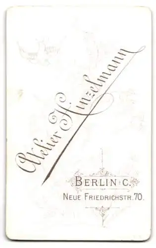 Fotografie Atelier Hinzelmann, Berlin, Neus Friedrichstr. 70, Eleganter Herr mit Schnauzbart und Fliege