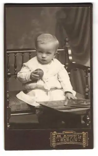 Fotografie M. Appel, Berlin, Neue Königstr. 2, Niedliches Kleinkind mit einem Ball in der Hand