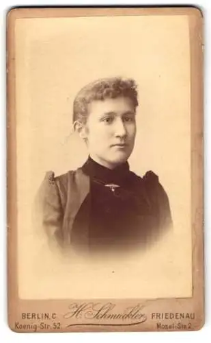 Fotografie H. Schmuckler, Friedenau, Mosel-Str. 2, Portrait einer jungen Dame in hochgeschlossenem Kleid