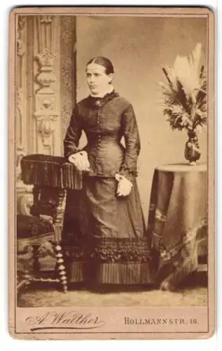 Fotografie A. Walther, Berlin, Hollmann-Str. 16, Elegante Bürgerliche in tailliertem Kleid