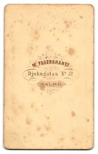 Fotografie M. Fagerkrantz, Malmö, Djekngatan 32, Junges Schwesternpaar mit untergehakten Armen