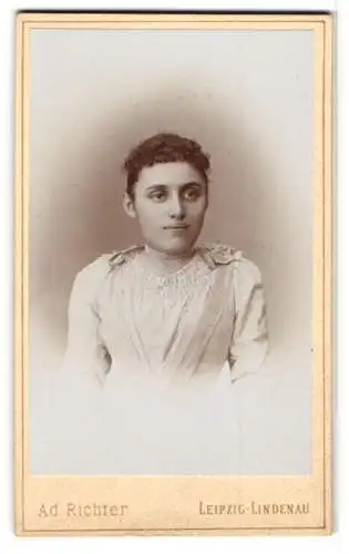 Fotografie Ad. Richter, Leipzig, Heinestr. 16, Elegante junge Dame mit Perlenkette