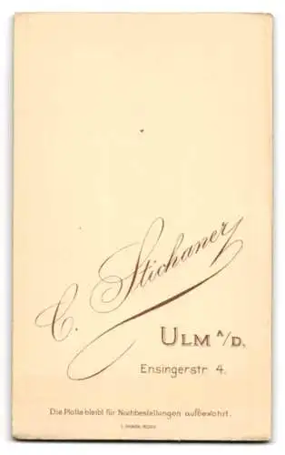 Fotografie C. Stichamer, Ulm a. D., Ensingerstr. 4, Junge Dame in weissem hochgeschlossenen Kleid