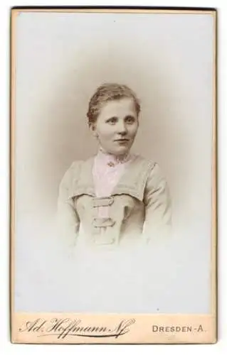 Fotografie Ad. Hoffmann, Dresden, Waisenhausstr. 38, Junge Dame in Bluse und Jacke im Portrait