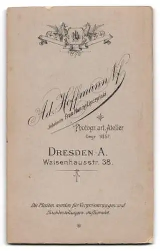 Fotografie Ad. Hoffmann, Dresden, Waisenhausstr. 38, Junge Dame in Bluse und Jacke im Portrait