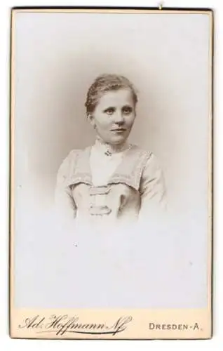 Fotografie Ad. Hoffmann, Dresden, Waisenhausstr. 38, Elegante junge Frau in weisser Bluse