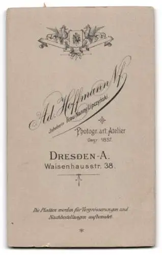 Fotografie Ad. Hoffmann, Dresden, Waisenhausstr. 38, Elegante junge Frau in weisser Bluse