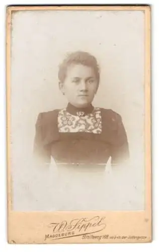 Fotografie W. Sippel, Magdeburg, Breiteweg 168, Jugendliche in hochgeschlossenem Kleid im Portrait