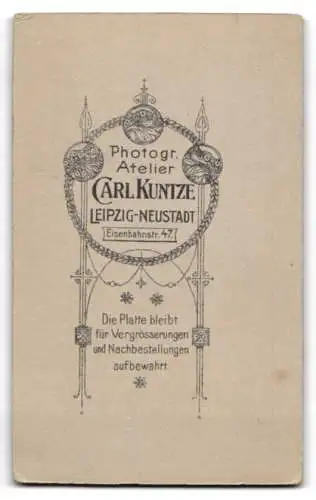 Fotografie Carl Kunze, Leipzig, Eisenbahnstr. 47, Junge in elegantem Anzug mit Buch in der Hand