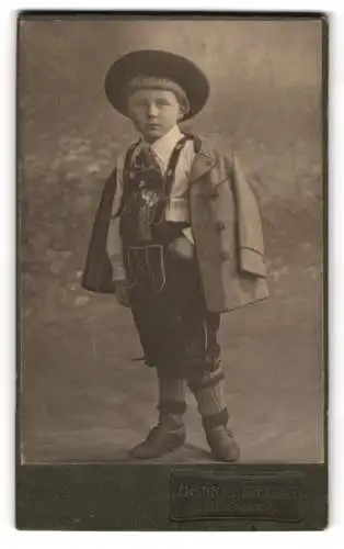 Fotografie Heinrich Freytag, Zeulenroda, Schopperstrasse, Niedlicher kleiner Junge in Tracht