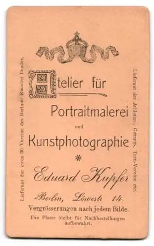 Fotografie Ed. Kupfer, Berlin, Löwestr. 14, Kleiner Junge in Anzug und Fliege