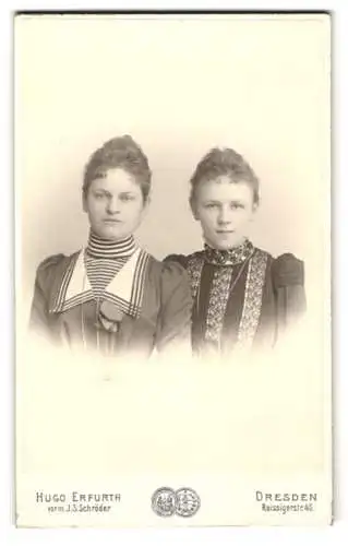 Fotografie Hugo Erfurth, Dresden, Reissigerstrasse 46, Zwei jugendliche Mädchen in hochgeschlossenen Kleidern