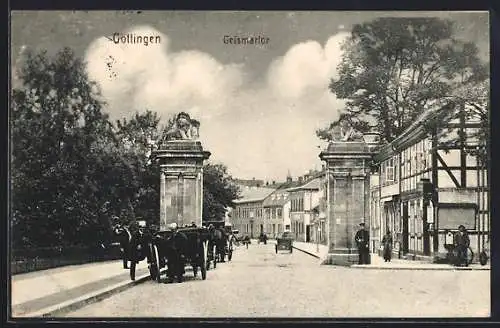 AK Göttingen, Blick durch das Geismartor auf Strasse