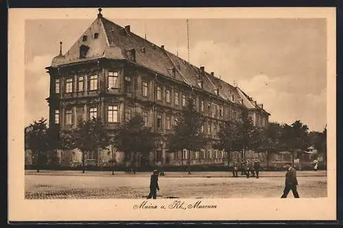 AK Mainz, Museum mit Passanten