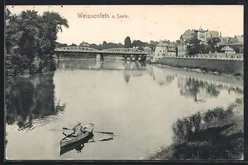 AK Weissenfels a. Saale, Uferpartie mit Brücke