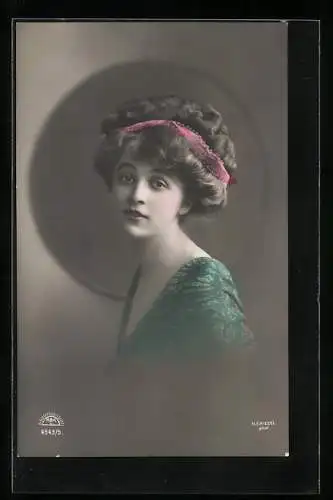 Foto-AK R & K / L Nr. 4543 /5: Junge Dame mit Haarband