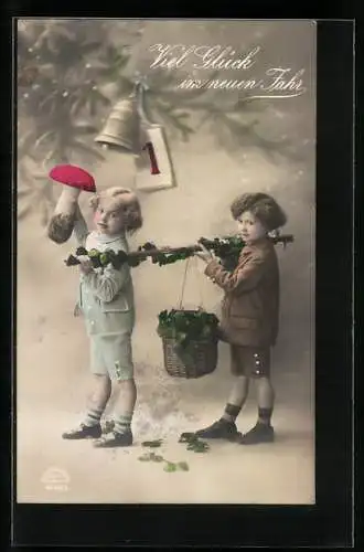 Foto-AK R & K / L Nr. 4949 /4: Kinder mit Glücksklee und Pilz