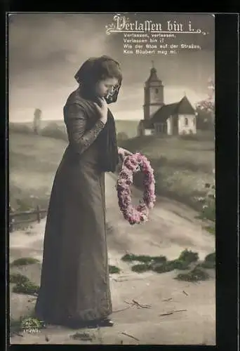 Foto-AK R & K / L Nr. 4899/1: Trauernde Frau mit Blumenkranz in der Hand, Verlassen bin i