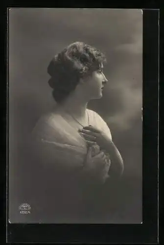 Foto-AK R & K / L Nr. 4352 /4: Junge Dame mit Halskette