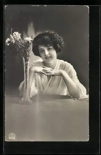 Foto-AK R & K / L Nr. 8212 /5: Junge Dame mit Blumen