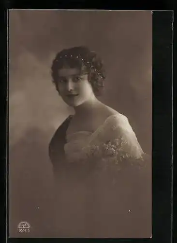 Foto-AK R & K / L Nr. 8657 /5: Junge Dame mit Haarreif