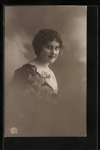 Foto-AK R & K / L Nr. 8657 /6: Junge Dame mit Haarreif