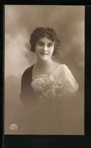 Foto-AK R & K / L Nr. 8657 /3: Junge Dame mit Haarreif