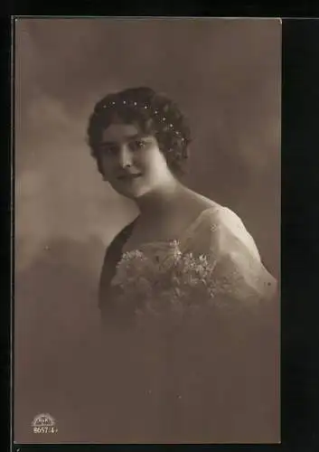 Foto-AK R & K / L Nr. 8657 /4: Junge Dame mit Haarreif