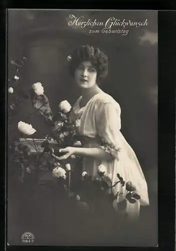 Foto-AK R & K / L Nr. 8664 /2: Junge Dame im weissen Kleid