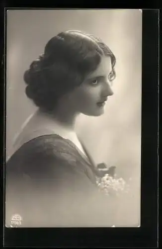 Foto-AK R & K / L Nr. 5338 /2: Junge Dame mit Blumen