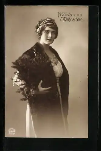 Foto-AK R & K / L Nr. 7039 /1: Junge Dame mit Weihnachtsbaum