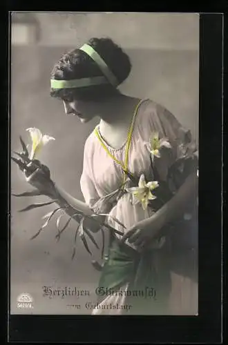 Foto-AK R & K / L Nr. 5619/4: Junge Dame mit Lilien
